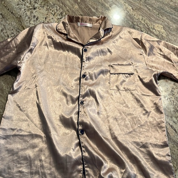 Girls size 16 pajama top polyester and spandex gold color - Picture 3 of 6